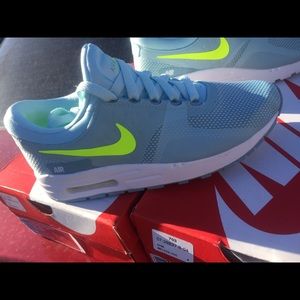 5.5 Youth/ Women’s 6 Nike Air Max Trainers.